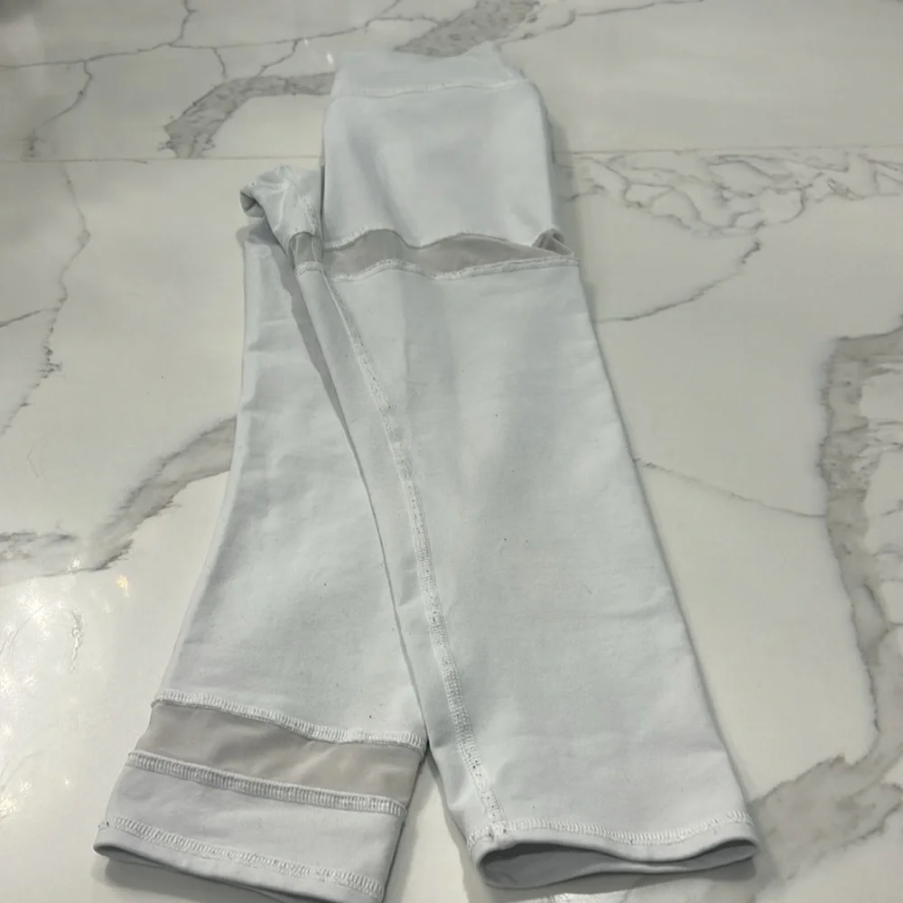 Alo‎ Yoga Crisp White High Waist Capri Leggings. Size S